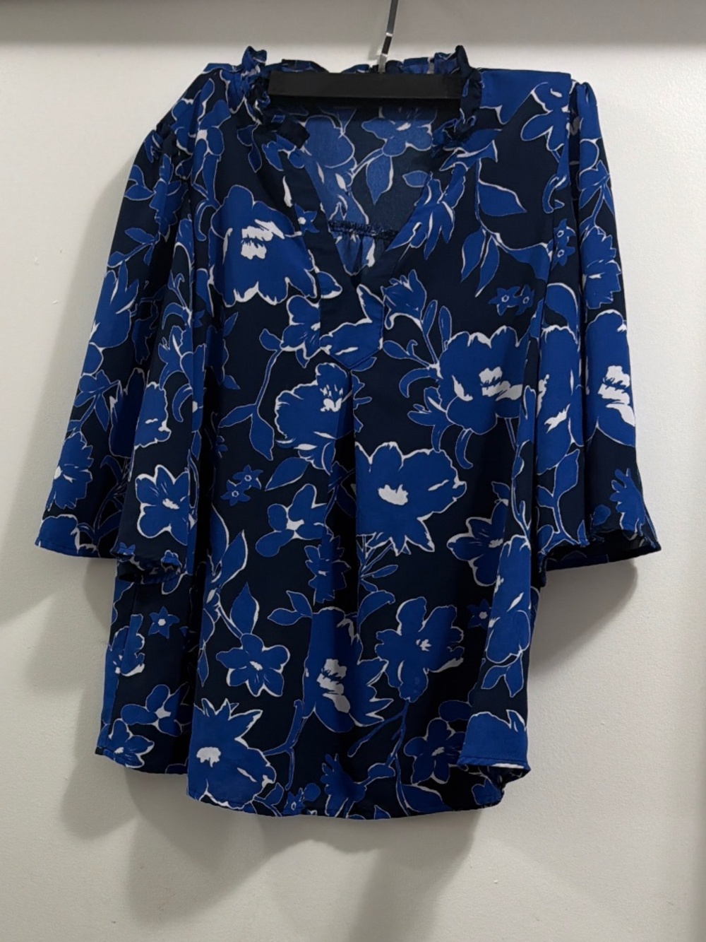 Blue floral print top